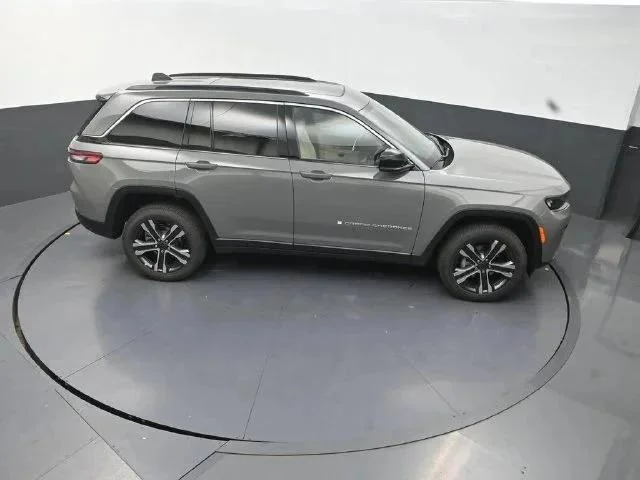 New 2027 Sting-Gray Clear-Coat Paint Jeep Limited image 17