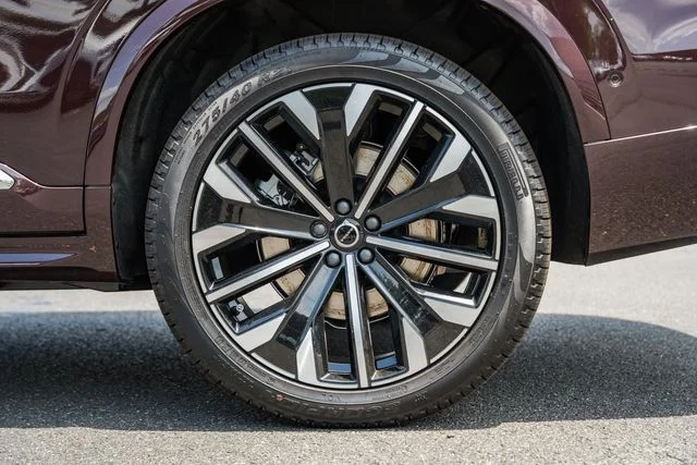 New 2026 Mulberry Red Volvo T8 Plus image 18