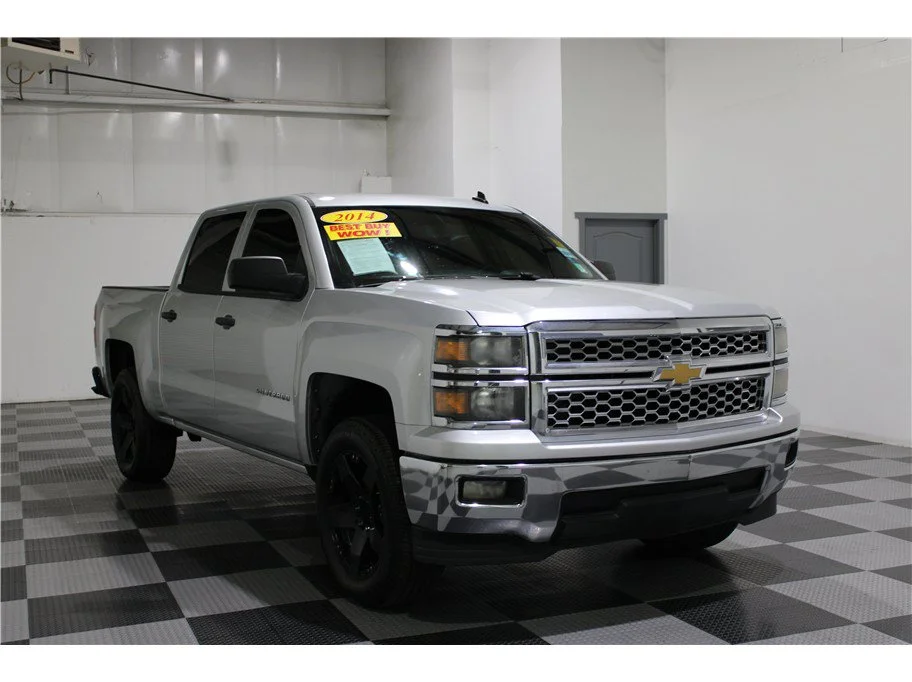 Used 2014 Silver Ice Metallic Chevrolet LT image 3