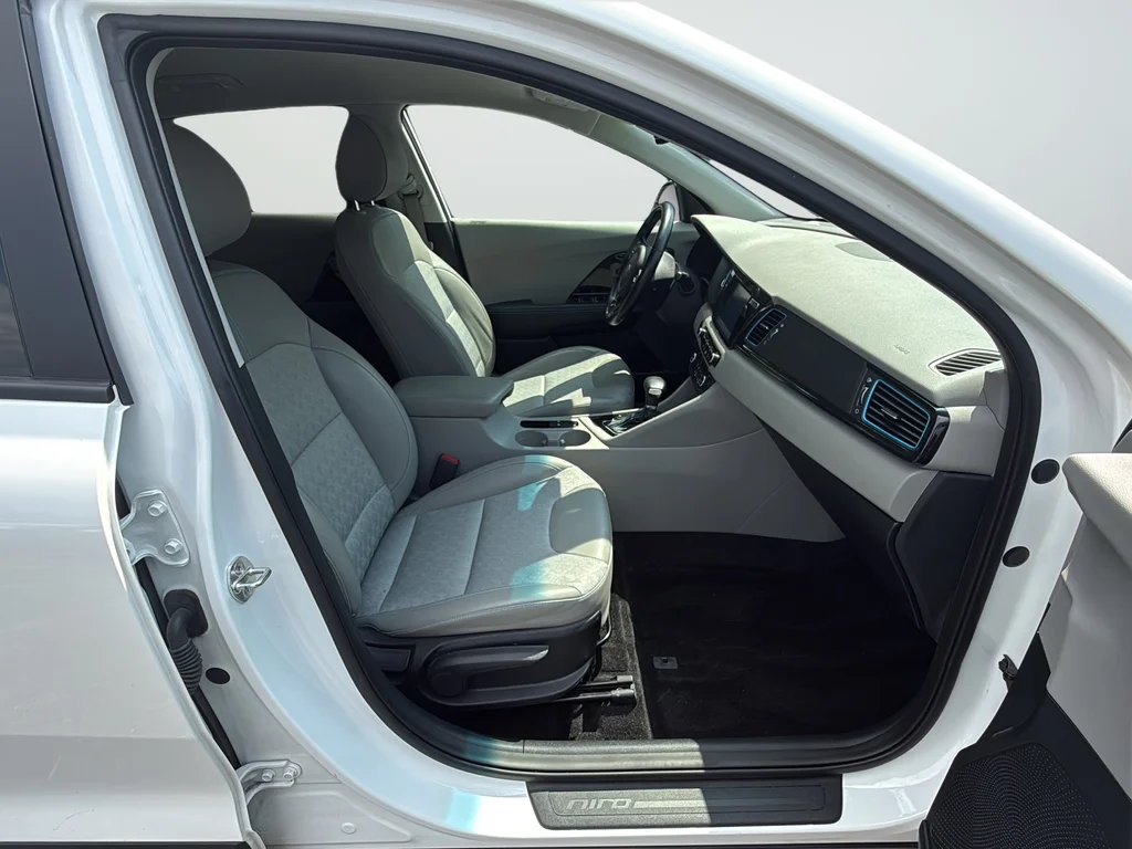 Used 2019 White Kia EX image 26