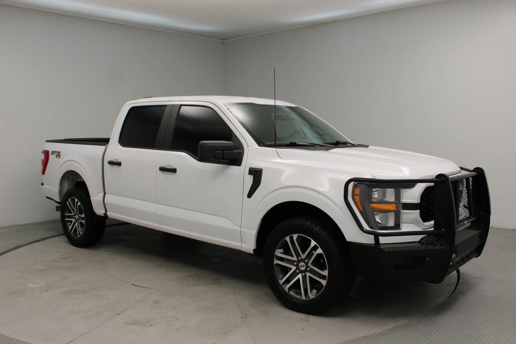 Used 2023 OXFORD WHITE Ford xl 4WD SUPERCREW 5.5