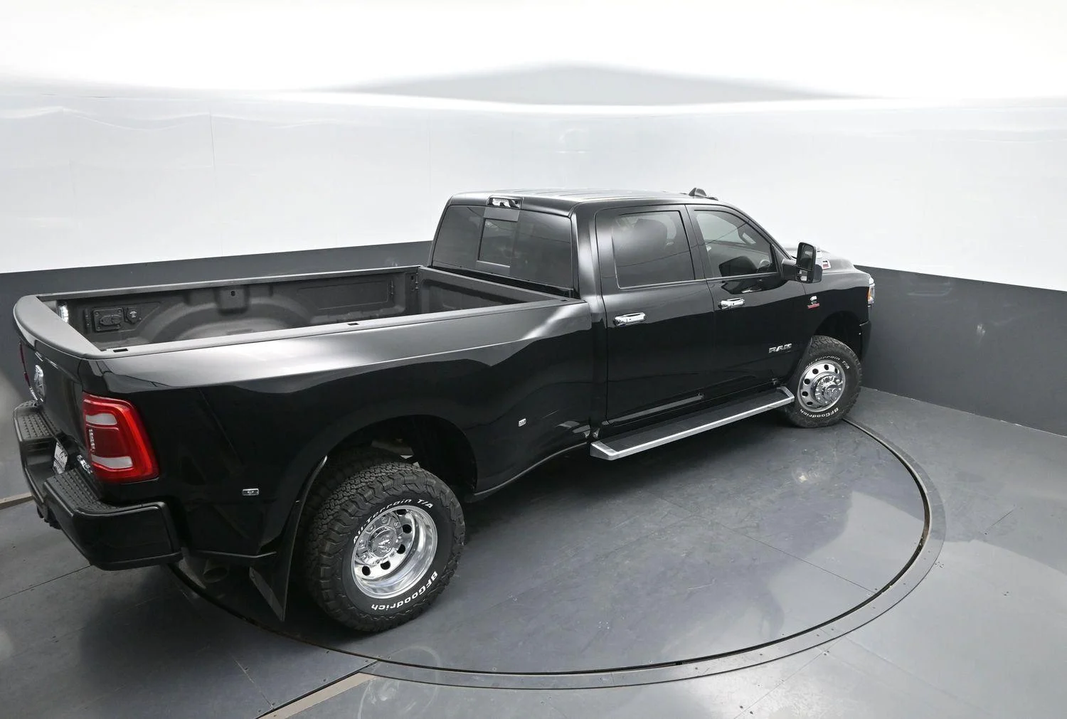 Used 2024 Diamond Black Crystal Pearlcoat Ram Laramie image 43