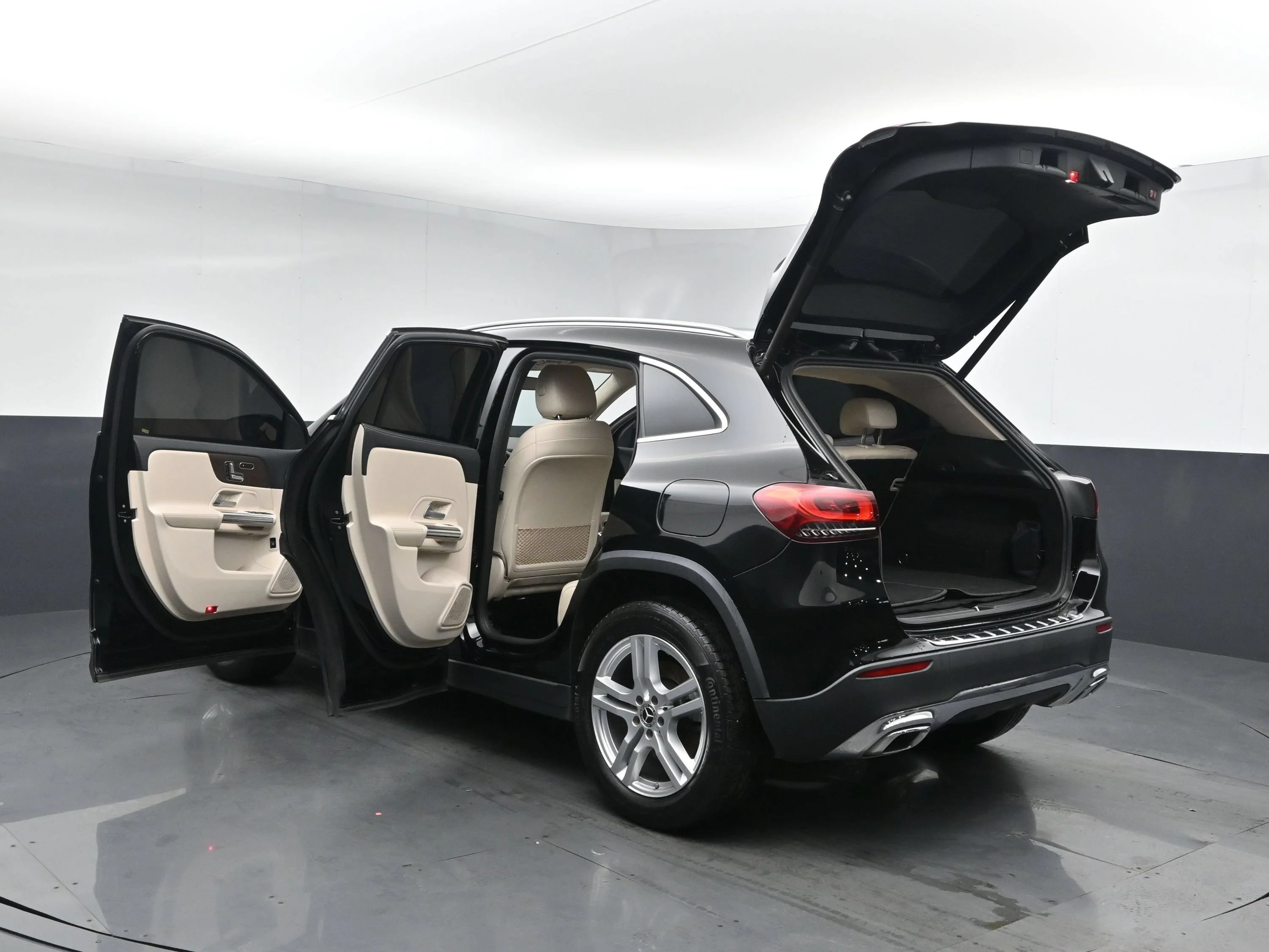 Used 2021 Night Black Mercedes-Benz GLA 250 image 27