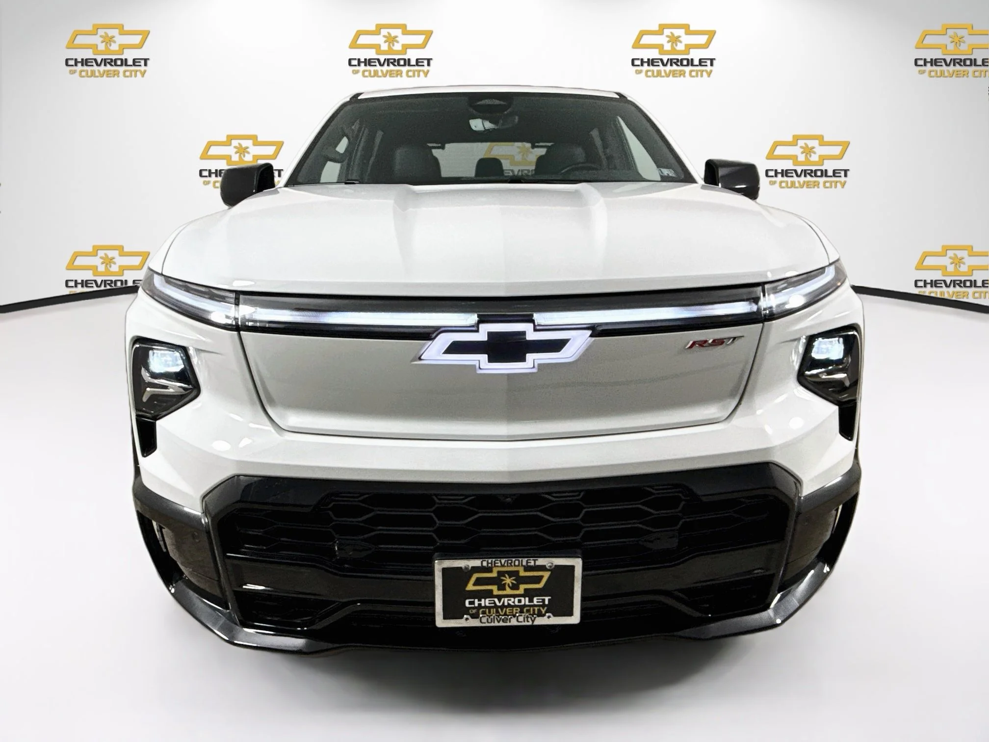 Used 2024 Summit White Chevrolet RST image 2