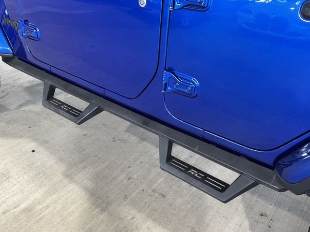 Used 2020 Ocean Blue Metallic Clearcoat Jeep Unlimited Sahara image 38