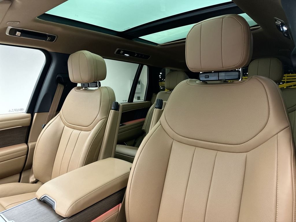 Used 2025  Land Rover SE image 7