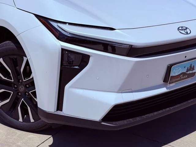 New 2026 Wind Chill Pearl with Midnight Black Metallic roof Toyota Limited image 3
