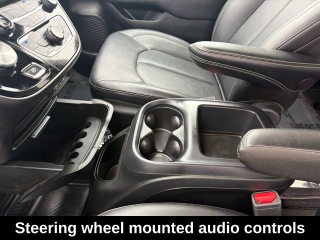 Used 2025 White Chrysler Select image 13