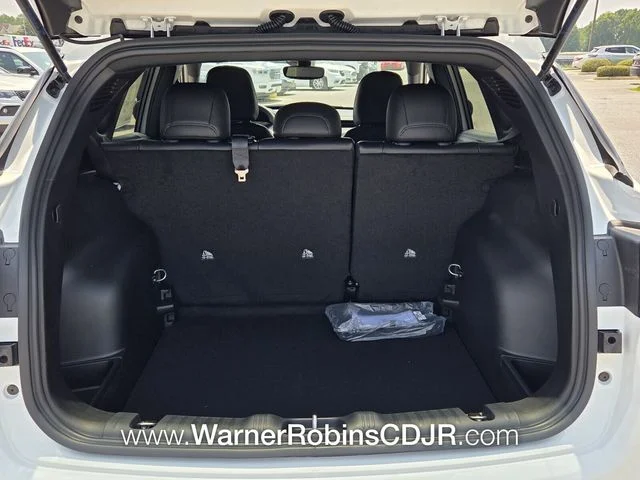 New 2026 Bright White Clearcoat Jeep Latitude image 12
