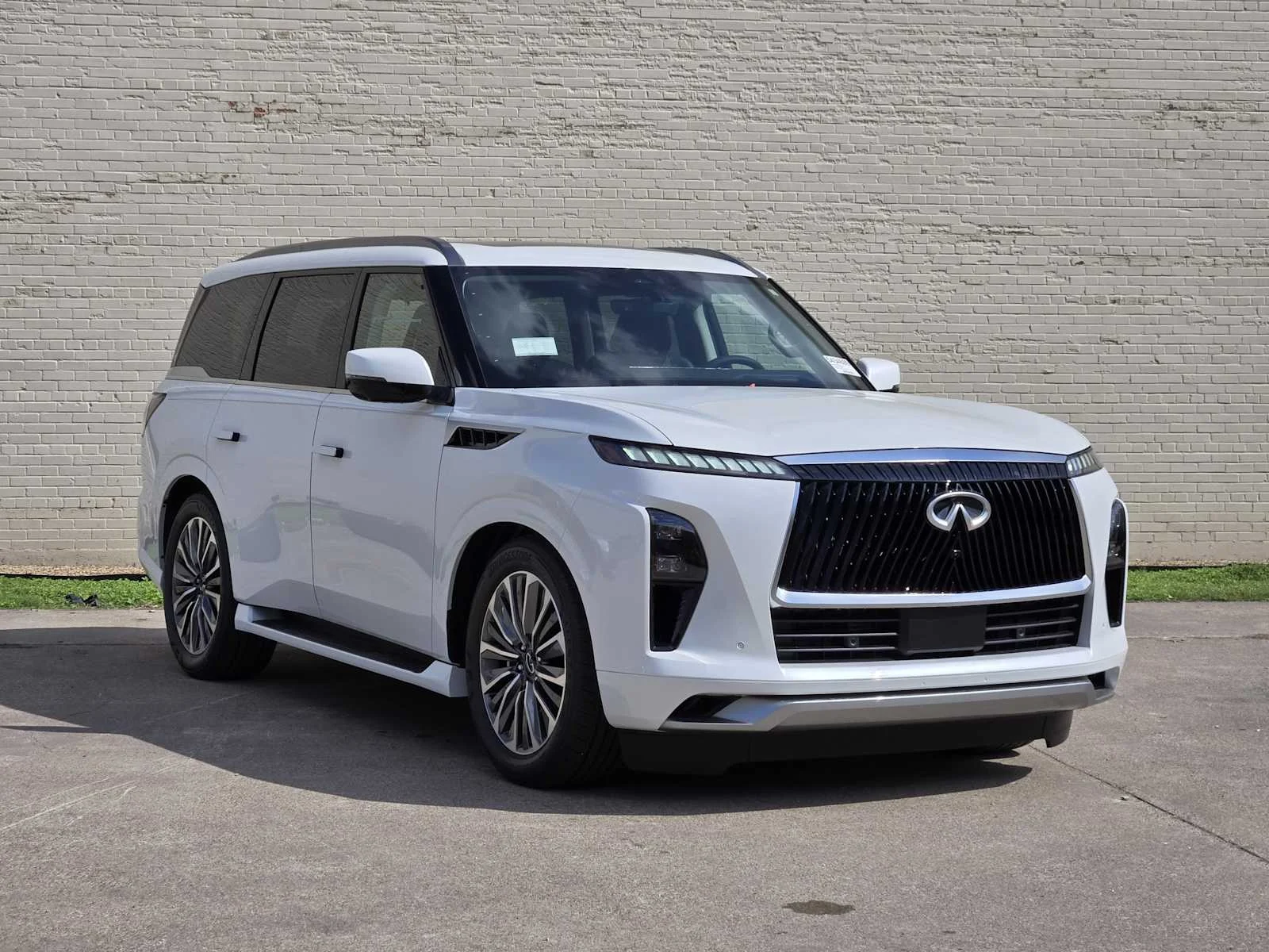 New 2026 RADIANT WHITE INFINITI Luxe 2WD image 2
