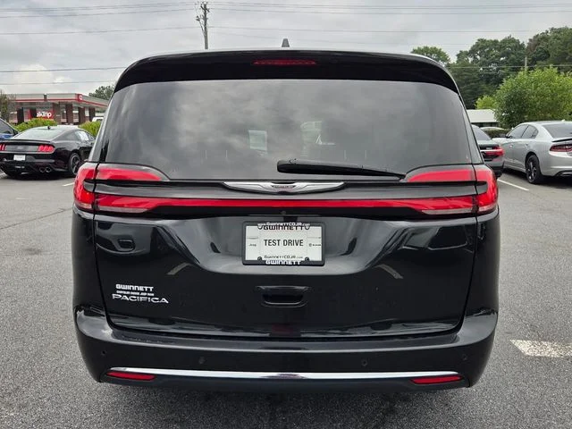 Used 2023 Black Chrysler Touring L image 7