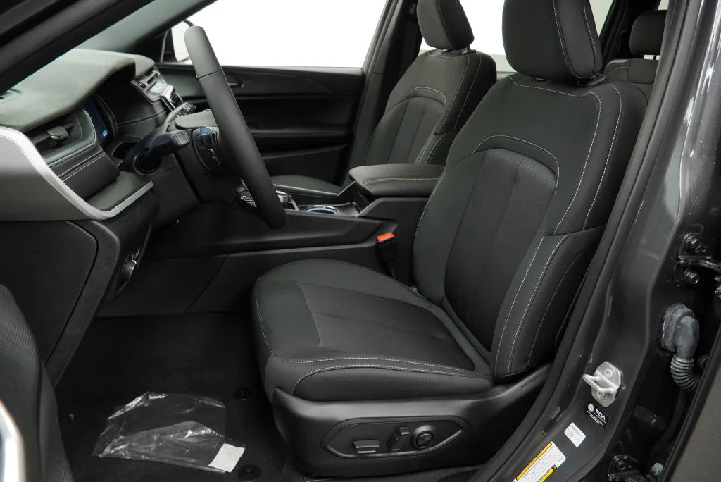 New 2026 Baltic Gray Metallic Clear-Coat Exterior Paint Jeep Laredo X image 4