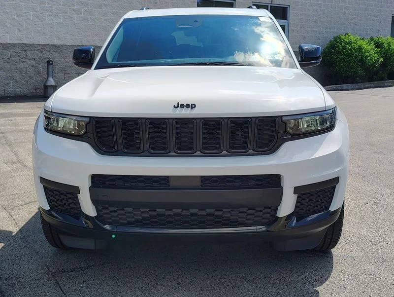 Used 2025 White Jeep Altitude X image 3