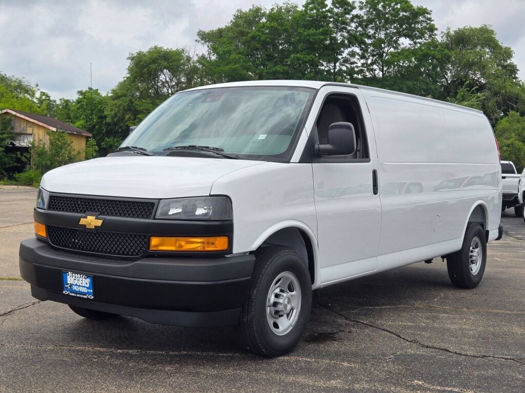 New 2026 Summit White Chevrolet WT image 3