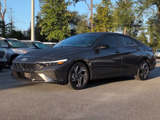 Used 2025 Gray Hyundai SEL Sport image 2
