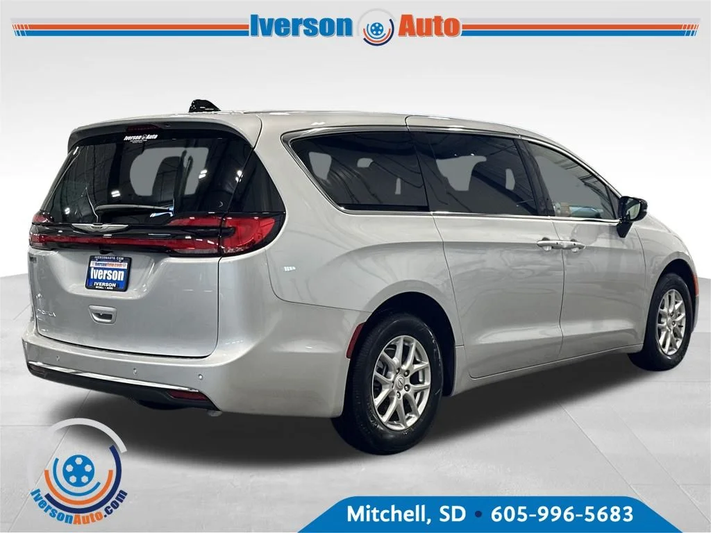 New 2026 Silver Mist Clear-Coat Exterior Paint Chrysler Select image 8
