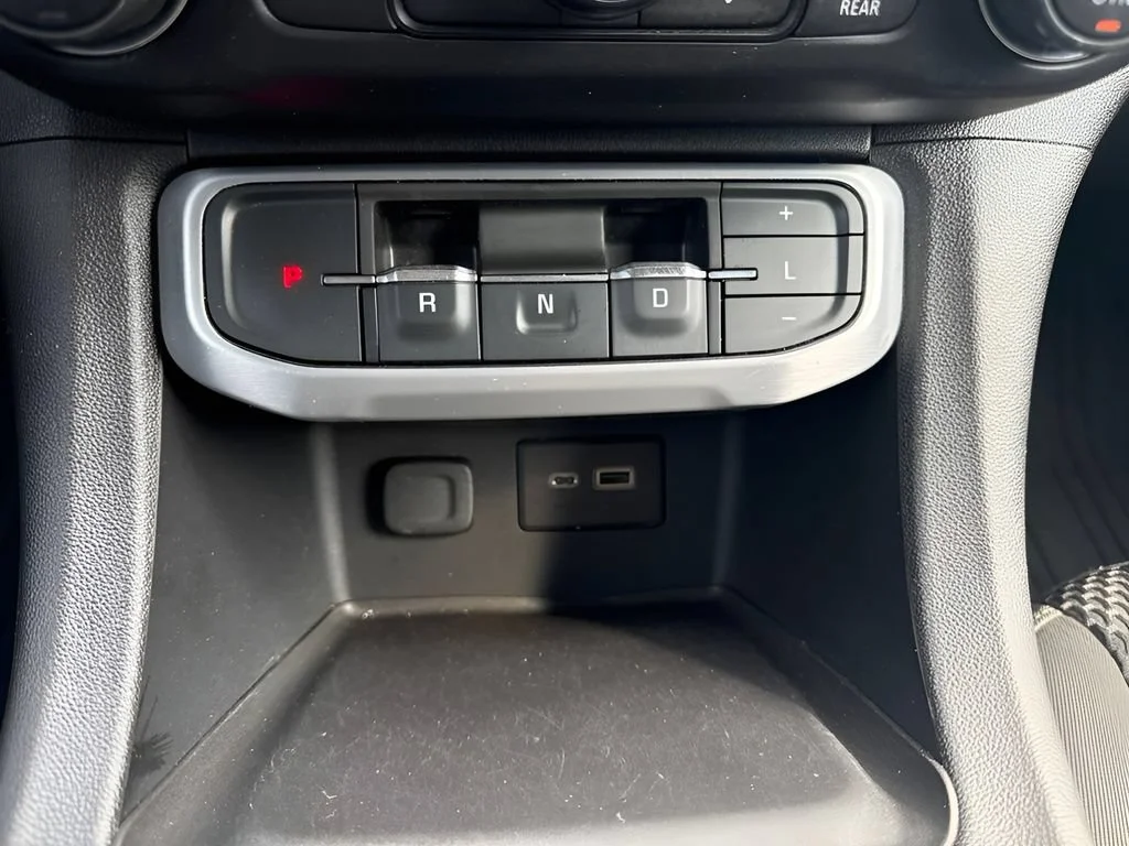 Used 2020 SUMMIT WHITE GMC SLE image 16