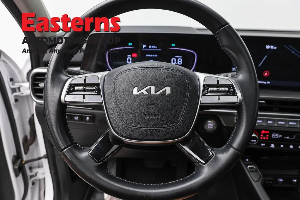 Used 2025 White Kia S image 10