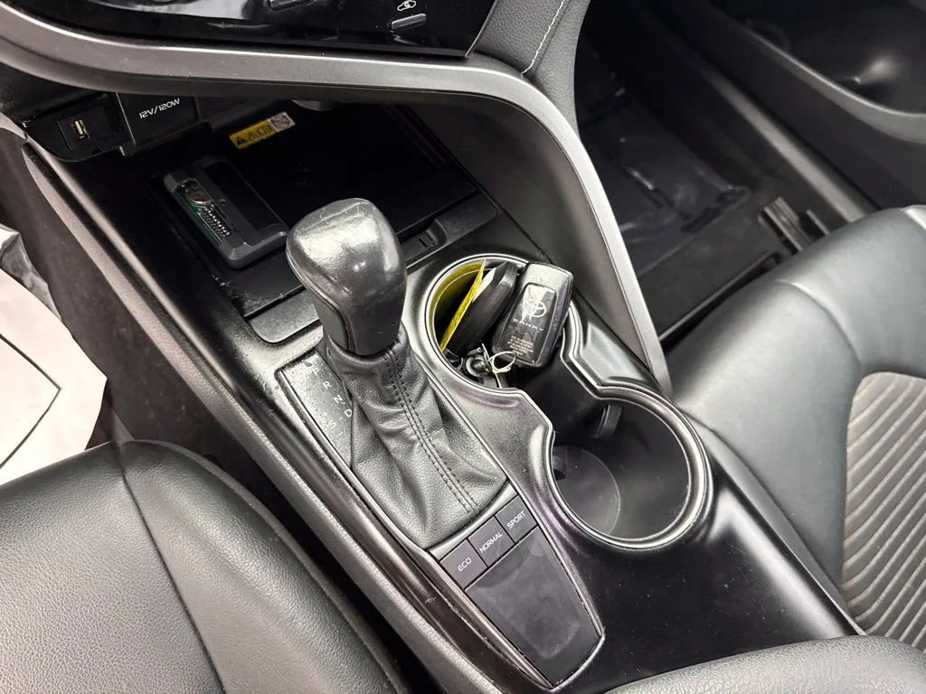 Used 2022 Off-white Toyota SE image 20