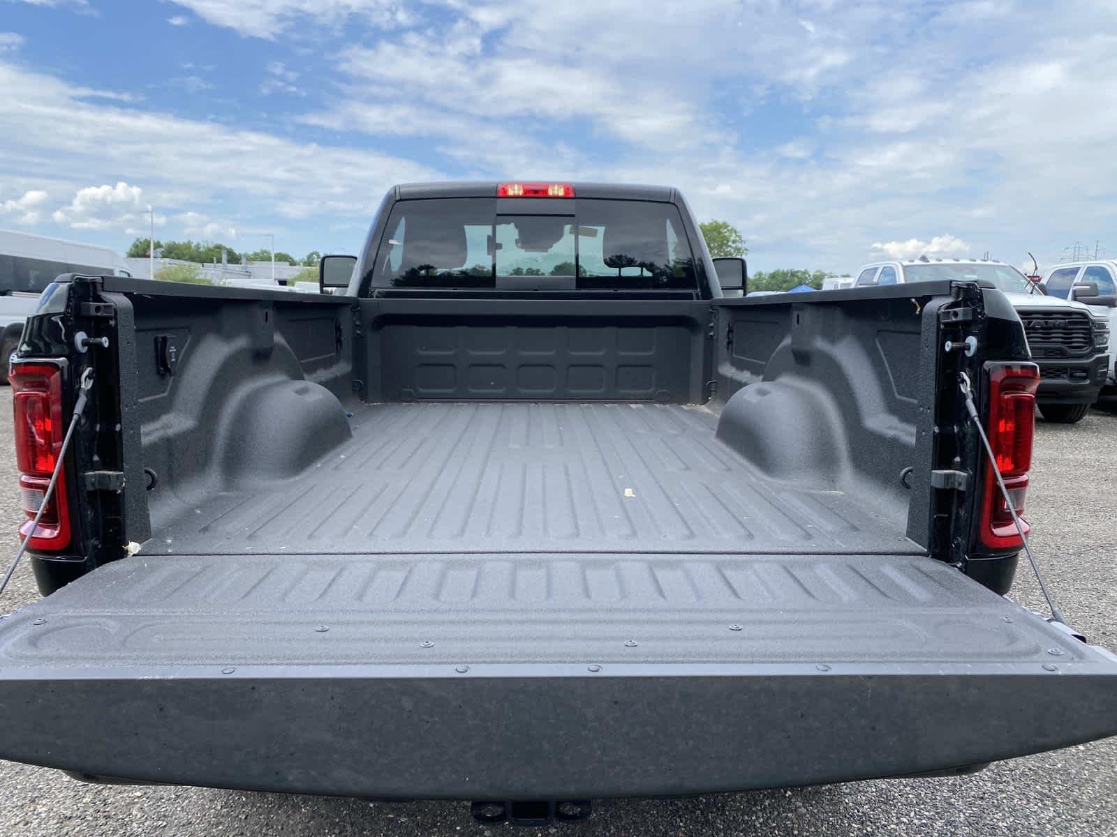 New 2026 Diamond Black Crystal Pearl-Coat Exterior Paint RAM Tradesman image 5