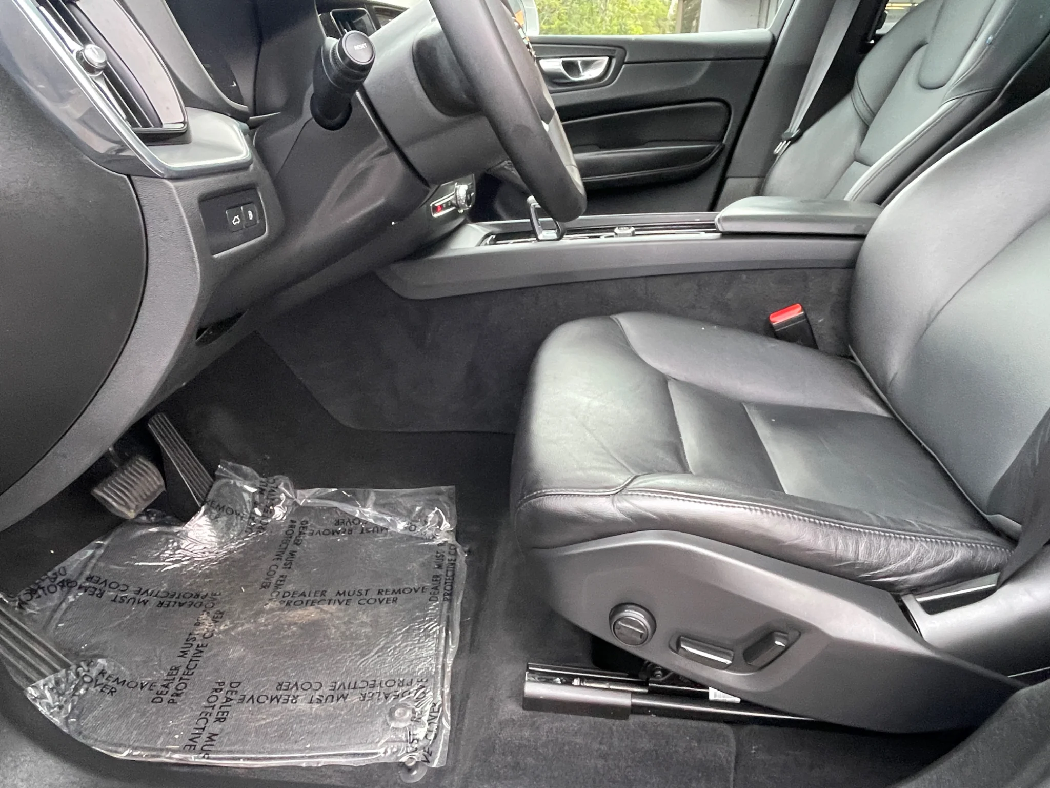 Used 2023 Thunder Grey Metallic Volvo Core Bright Theme image 22