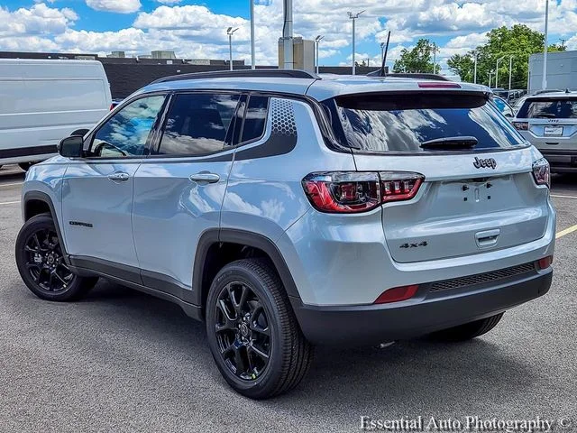 New 2026 Silver Zynith Metallic Clear-Coat Exterior Paint Jeep Latitude image 7