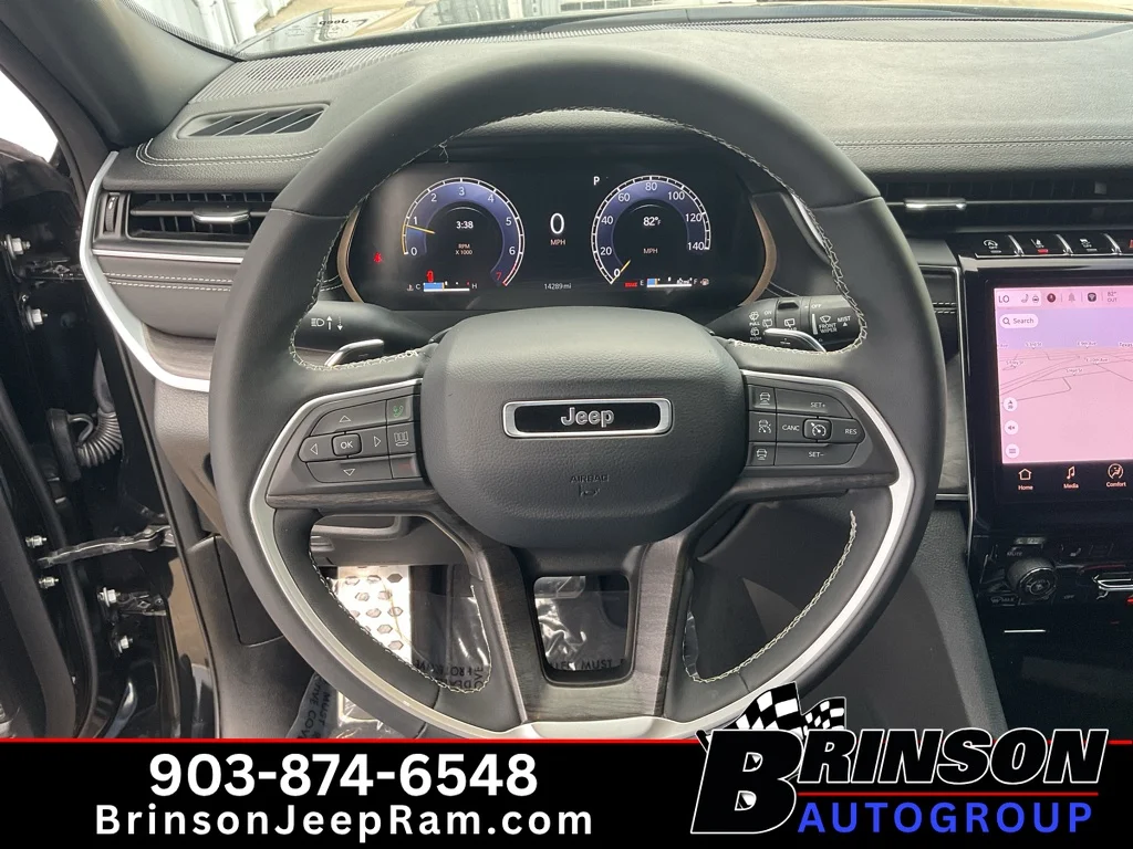 Used 2025 Diamond Black Crystal Pearlcoat Jeep Limited image 34