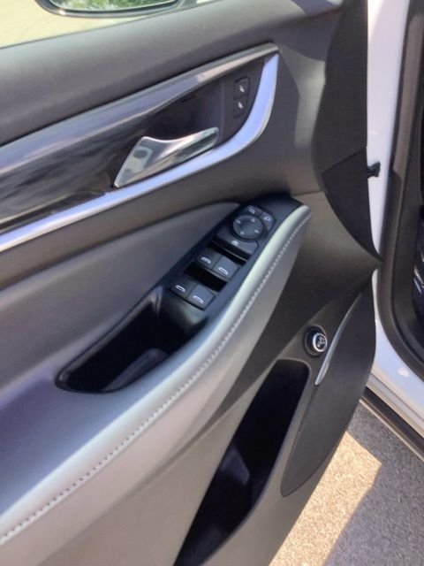 Used 2023 Summit White Buick Essence image 18