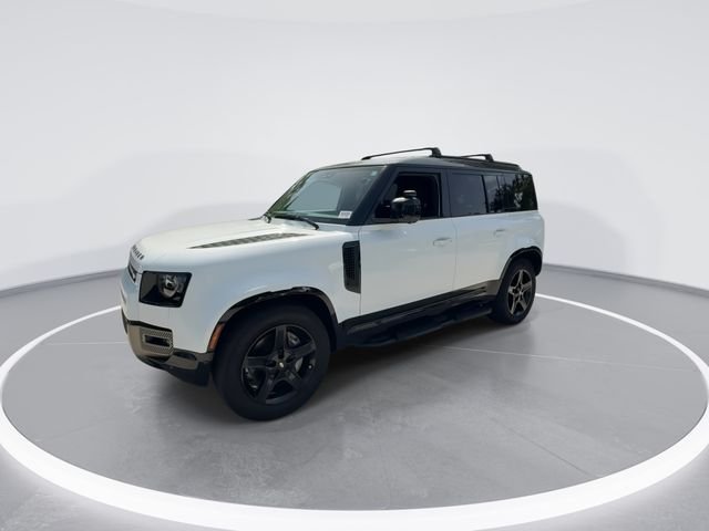 Used 2023 White Land Rover X-Dynamic SE image 4