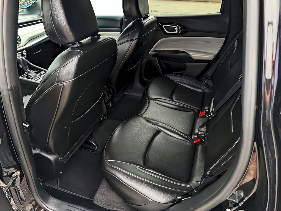 Used 2025 Diamond Black Crystal Pearlcoat Jeep Limited image 41