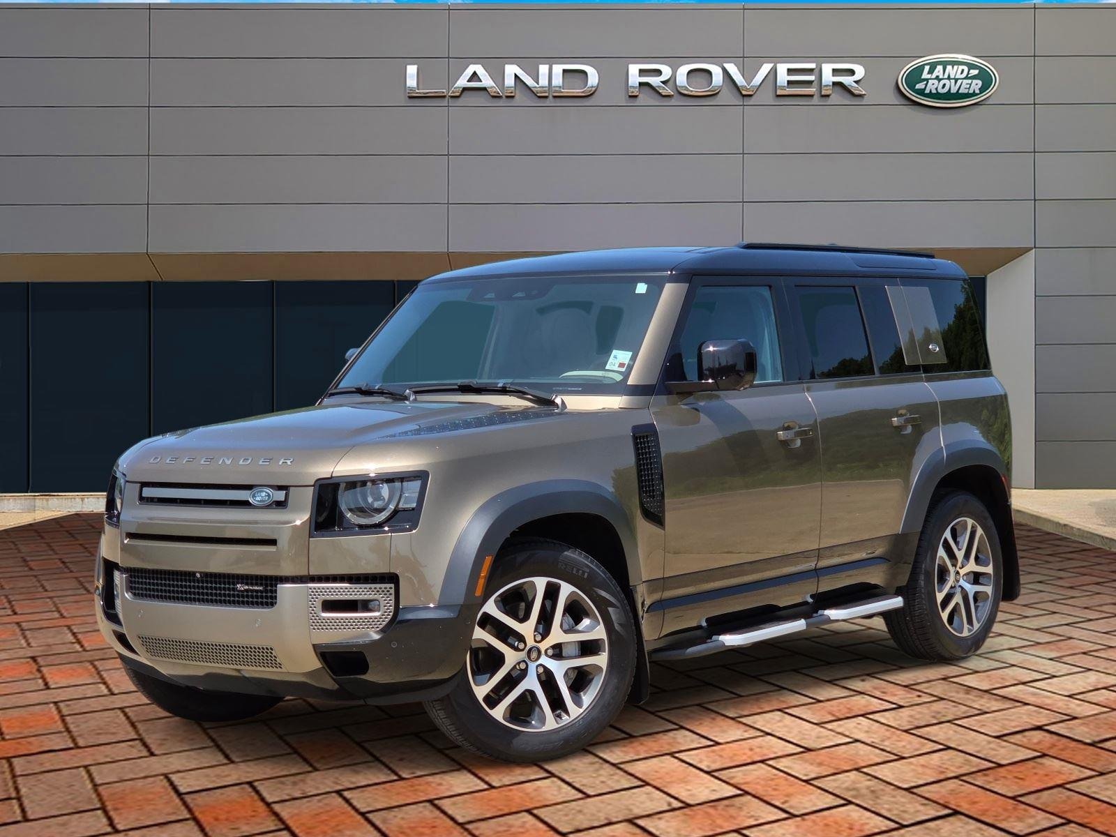 Used 2023  Land Rover X-Dynamic SE image 1