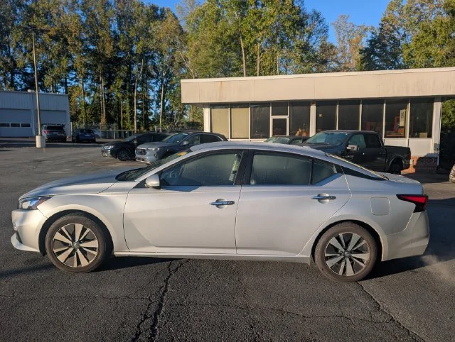 Used 2022 Silver Nissan 2.5 SV image 4