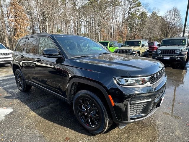 New 2026 Diamond Black Crystal Pearl-Coat Exterior Paint Jeep Altitude image 8