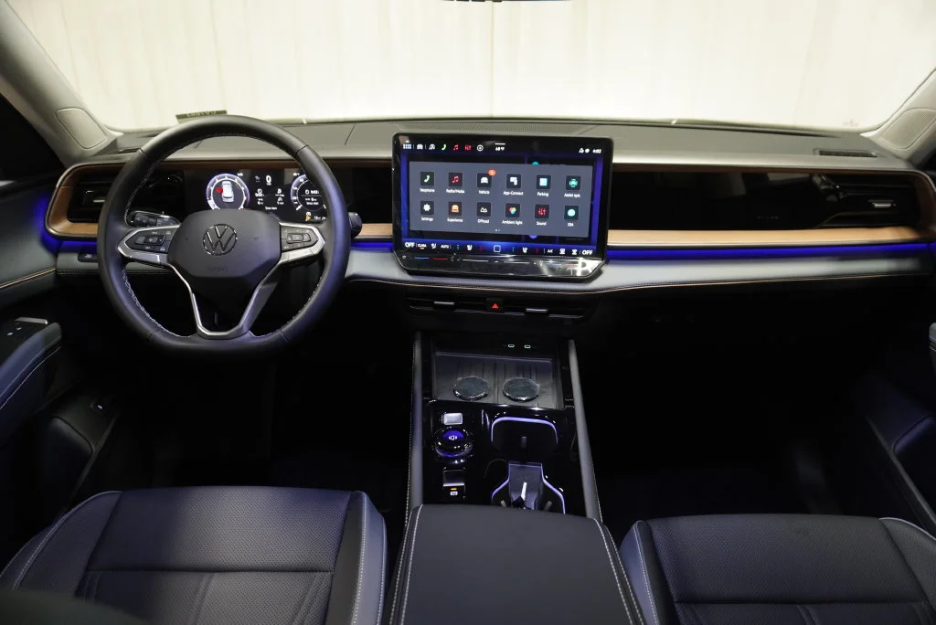 New 2027 Deep Black Volkswagen SE w/Technology image 14