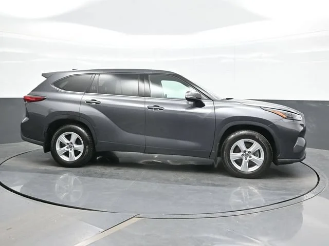 2022 Toyota Highlander LE - Photo 8