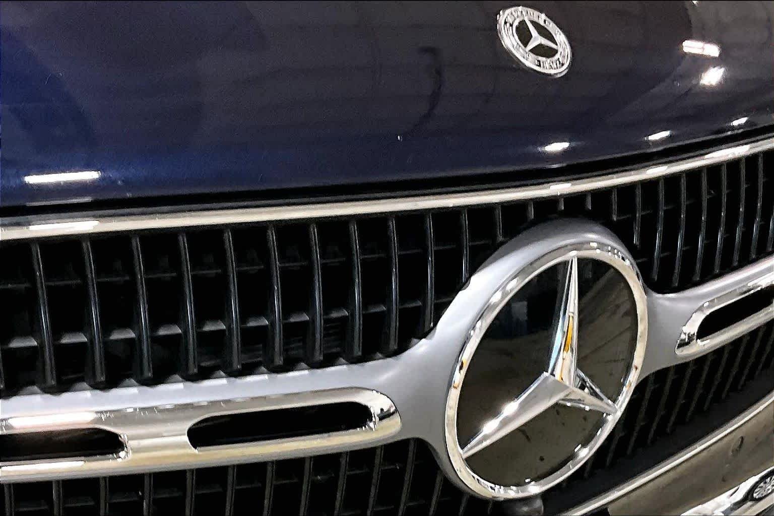 Used 2024 Nautical Blue Metallic Mercedes-Benz GLC 300 image 29