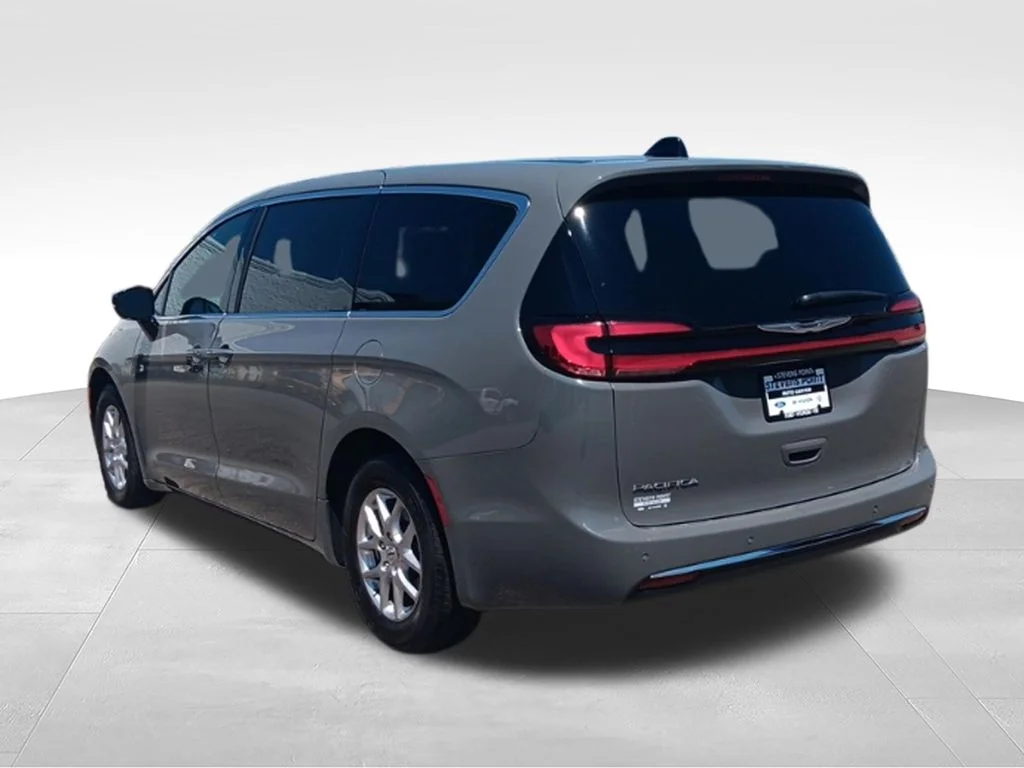Used 2025 Ceramic Gray Clearcoat Chrysler Select image 4