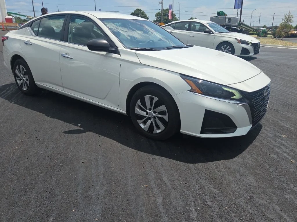 Used 2025 White Nissan 2.5 S image 18
