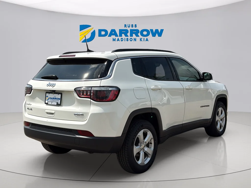 Used 2018 White Clearcoat Jeep Latitude image 5