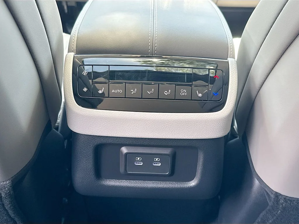 Used 2027 White INFINITI LUXE image 28