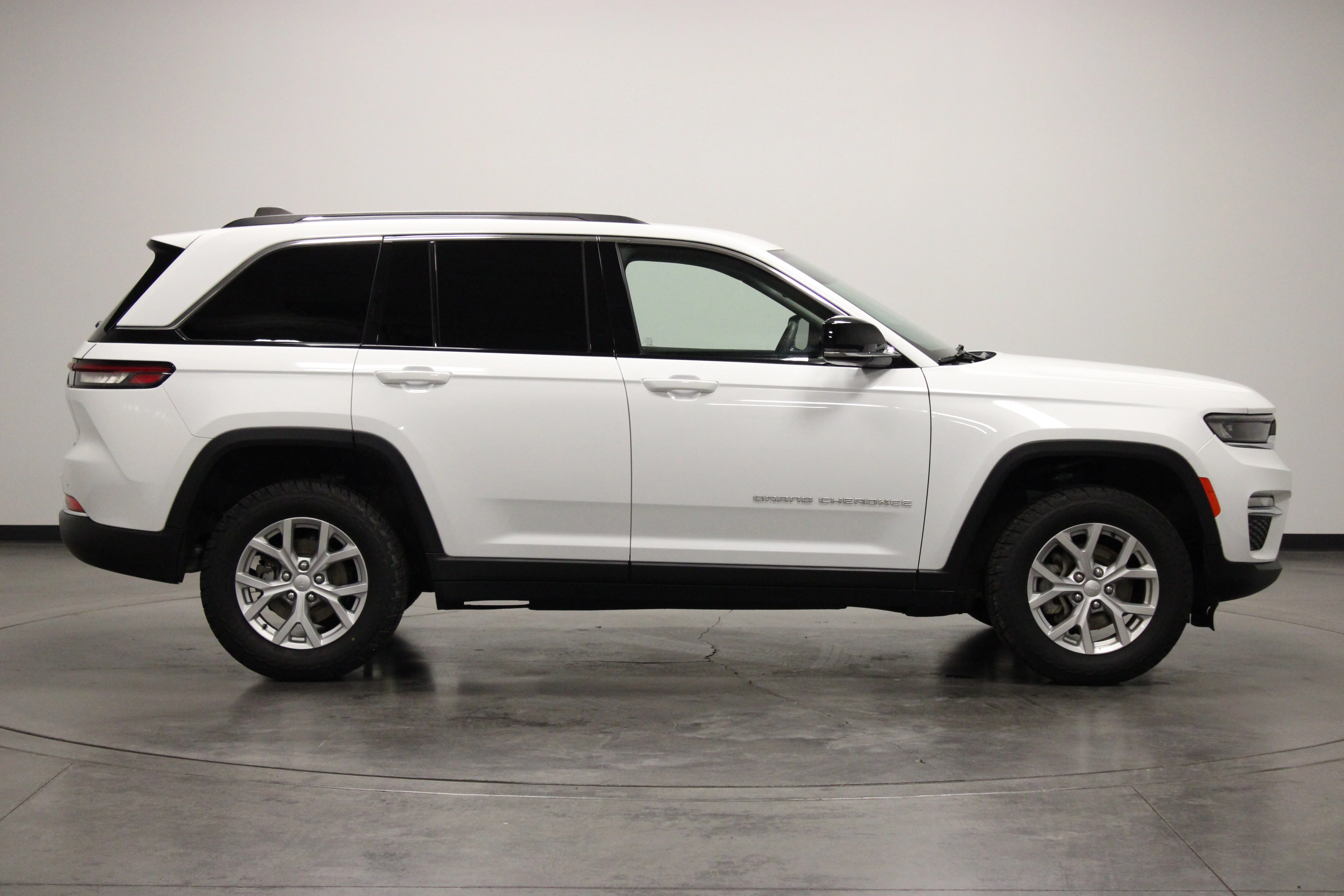Used 2023 Bright White Clearcoat Jeep Limited image 9