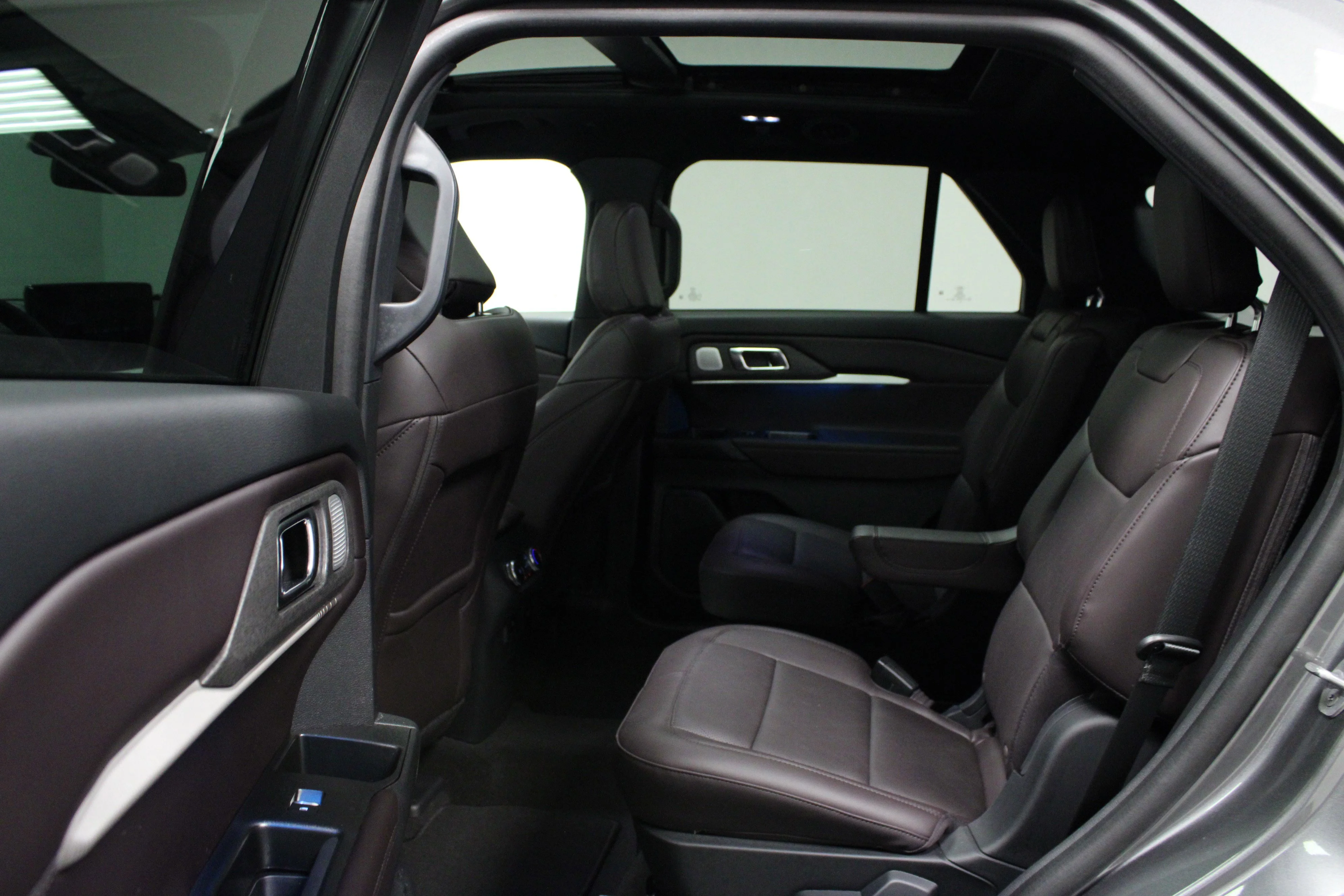 Used 2025 Gray Metallic Ford Platinum image 13