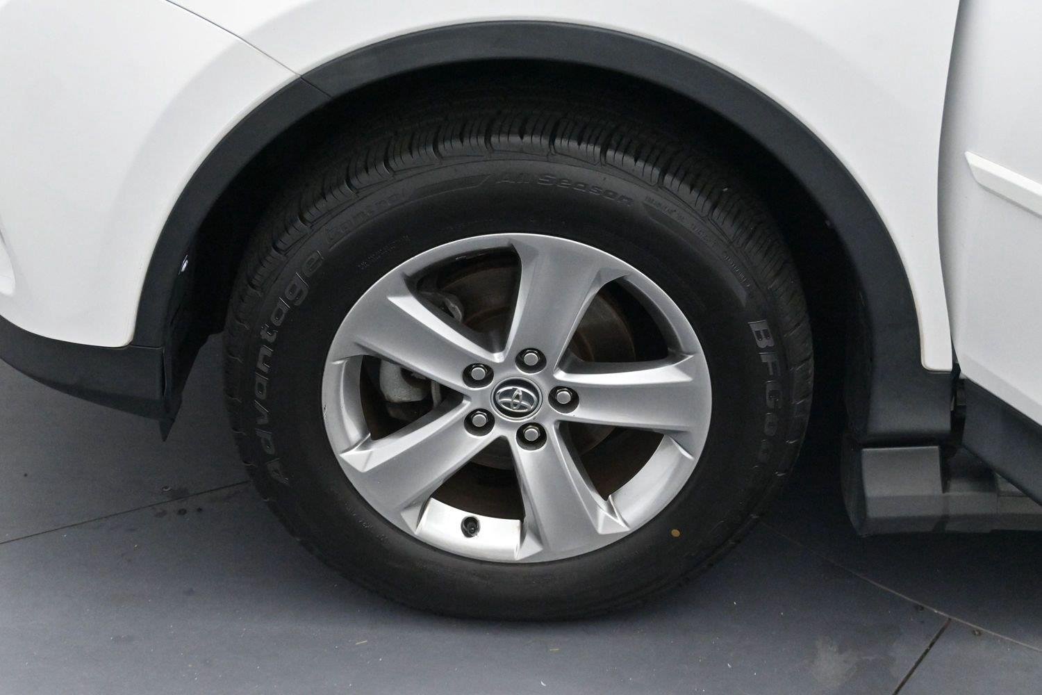 Used 2015 Super White Toyota XLE image 29