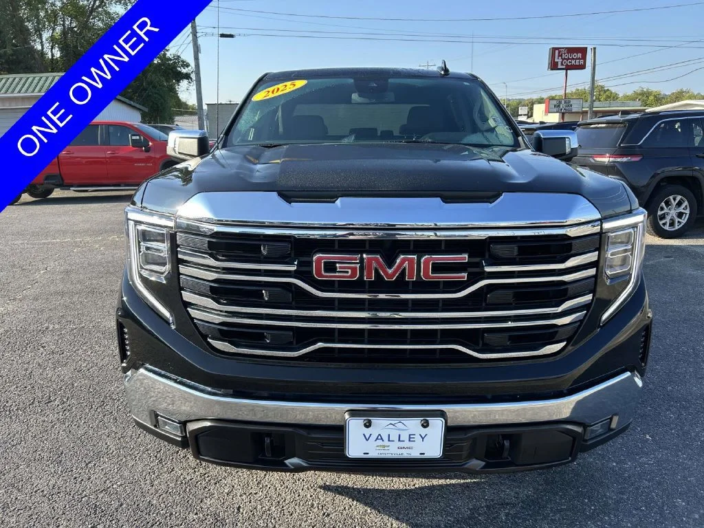 Used 2025 Onyx Black GMC SLT image 9