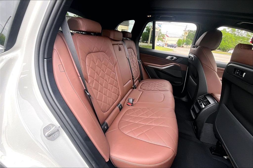 Used 2025 White BMW sDrive40i image 21