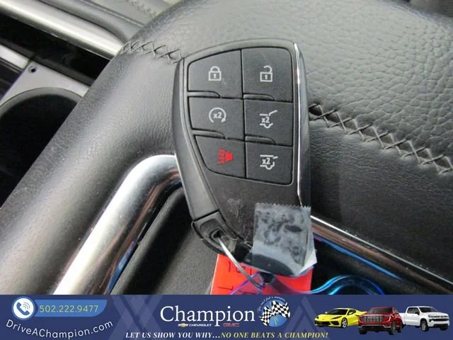 Used 2022 White Frost Tricoat GMC Denali image 11
