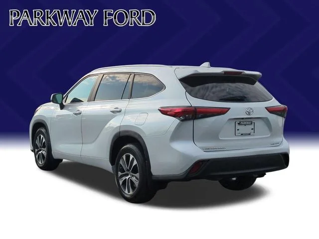 Used 2023 Beige Toyota XLE image 3