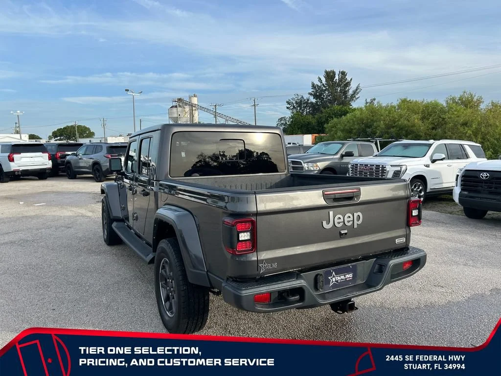 Used 2022 Gray Jeep Overland 4x4 image 7