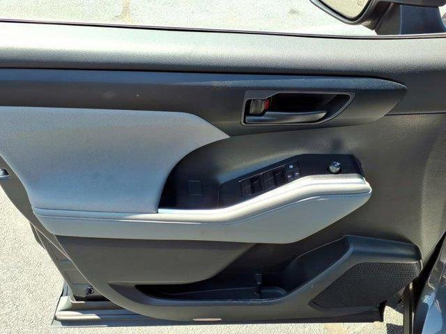 2025 Toyota Highlander LE - Photo 16