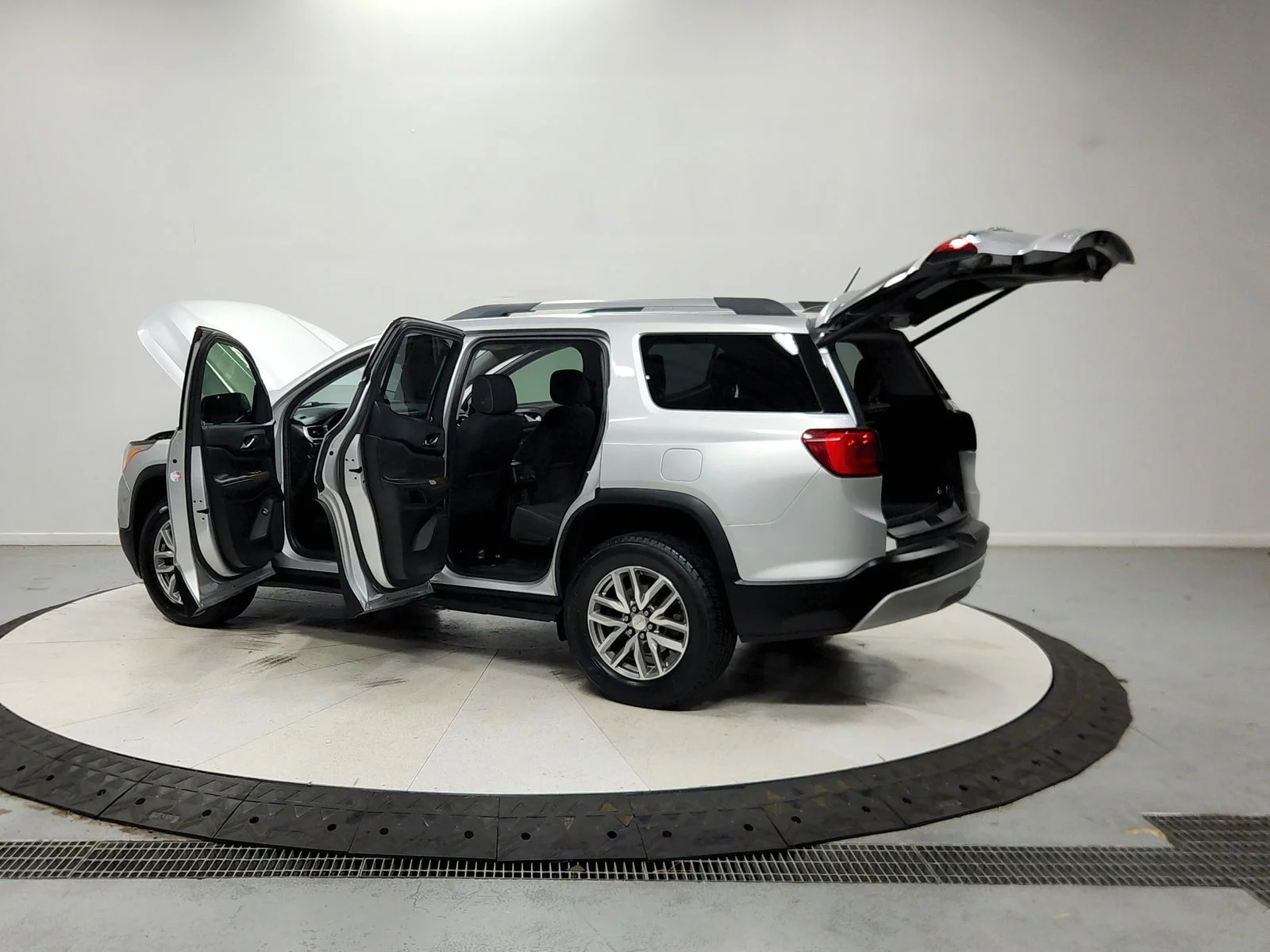 Used 2018 Silver GMC SLE-2 image 14